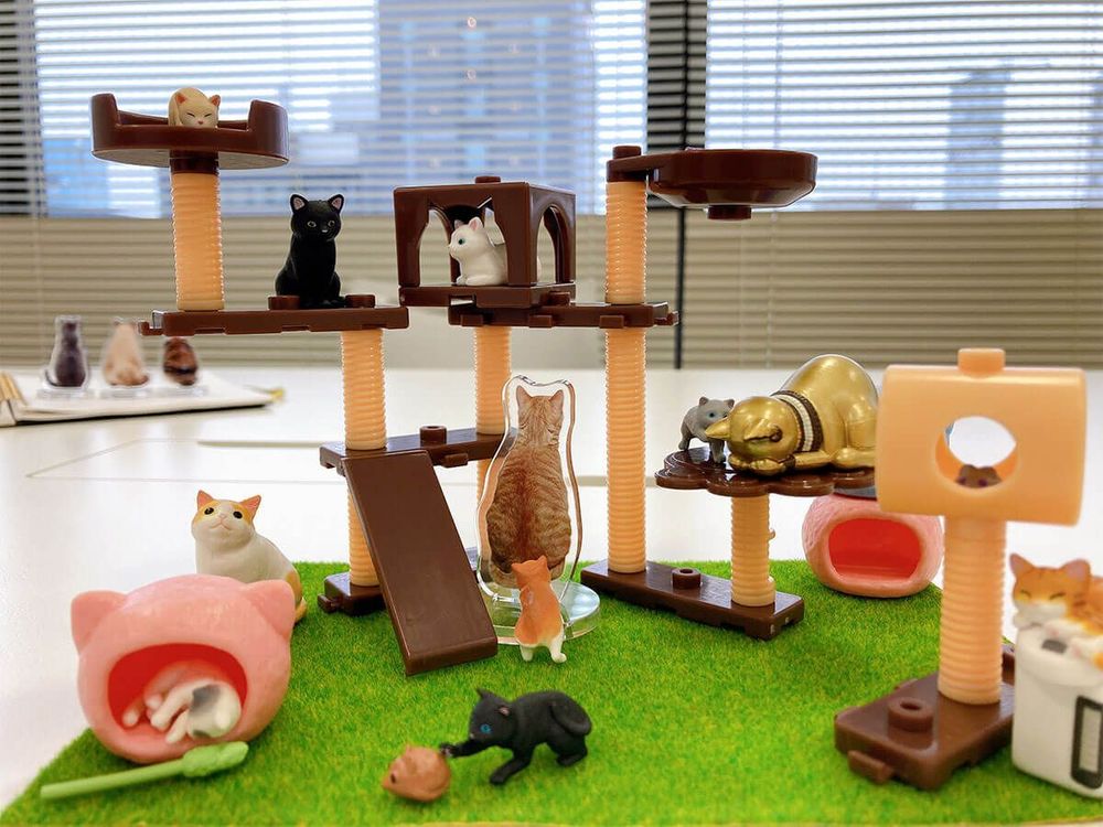 組み立てたタワ～に、いろんな猫を寄せ集めてみました♪