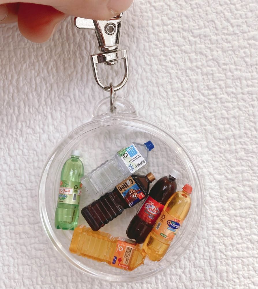 缶バッチホルダー(中の人私物)にお気に入りのアイテムを入れてキーチェーン風にしてもかわいい♪
