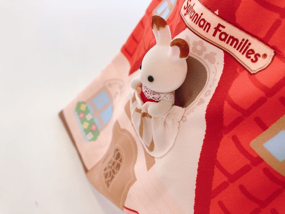 おうちトートバッグにはポケットが付いていてお人形を入れてみるとベランダから見てる感じでかわいい～！