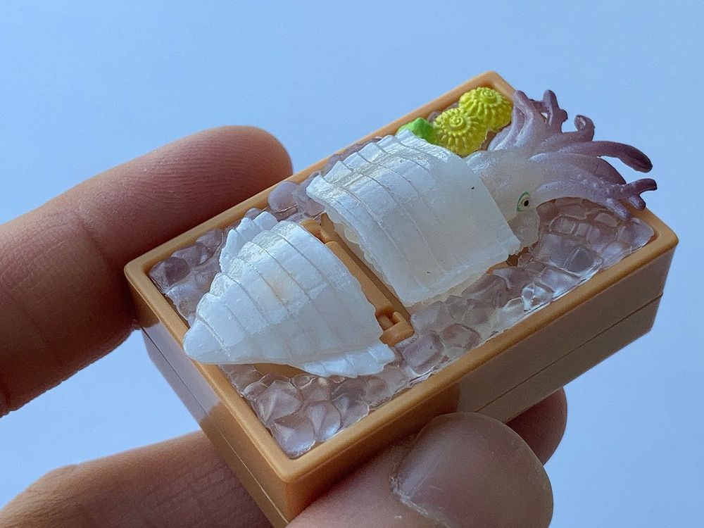 「こちらが実際の商品。わさびや菊の花も乗っています」