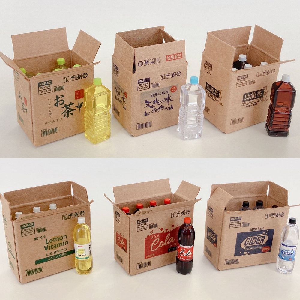 上は箱つきラベルレス2L、下は箱、ラベルつき1.5L